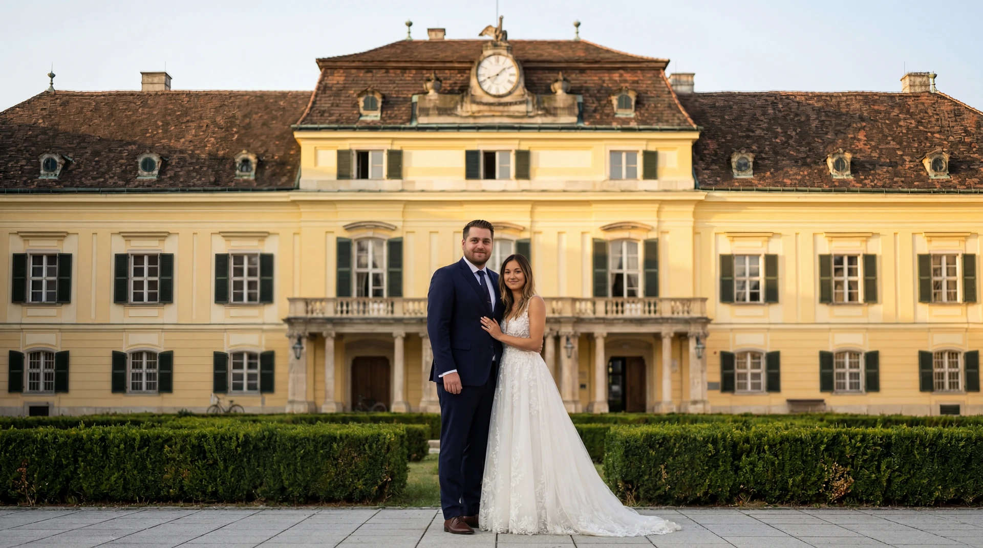 Helene & Philipp vor dem Blauen Hof Laxenburg